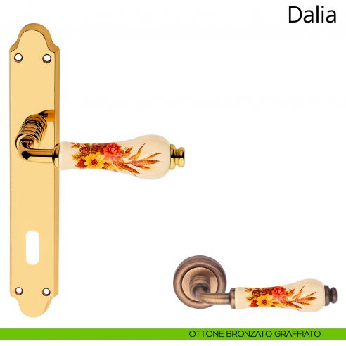 Maniglia porcellana avorio decorata con placca per porta Dalia Linea Calì patent ottone bronzato graffiato