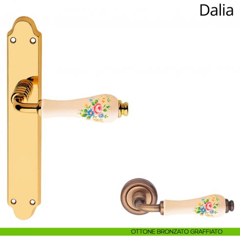 Maniglia porcellana avorio fiorata con placca per porta Dalia Linea Calì cieca ottone bronzato graffiato