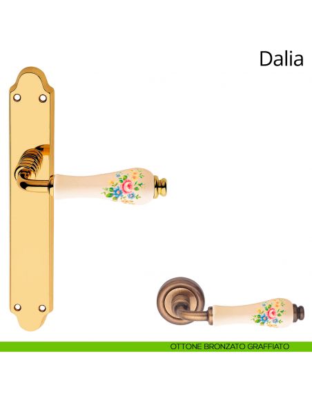 Maniglia porcellana avorio fiorata con placca per porta Dalia Linea Calì cieca ottone bronzato graffiato
