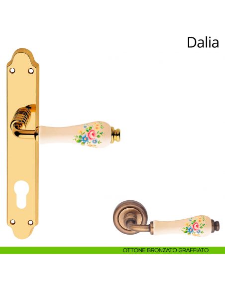 Maniglia porcellana avorio fiorata con placca per porta Dalia Linea Calì yale ottone bronzato graffiato