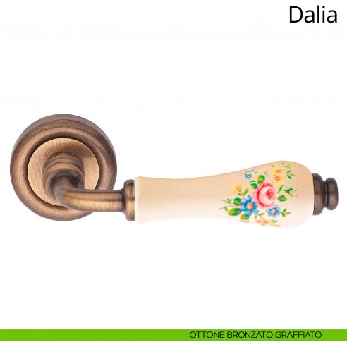 Maniglia porcellana avorio decorazione fiori Dalia Linea Calì ottone bronzato graffiato