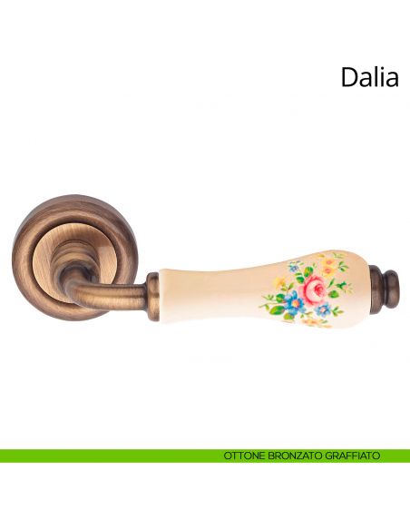 Maniglia porcellana avorio decorazione fiori Dalia Linea Calì ottone bronzato graffiato