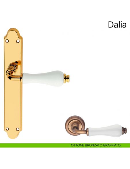 Maniglia porcellana bianca con placca per porta Dalia Linea Calì cieca ottone bronzato graffiato