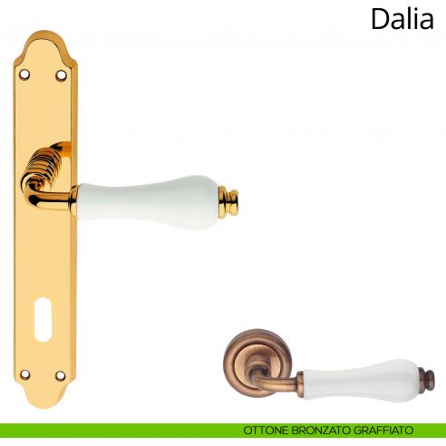 Maniglia porcellana bianca con placca per porta Dalia Linea Calì patent ottone bronzato graffiato