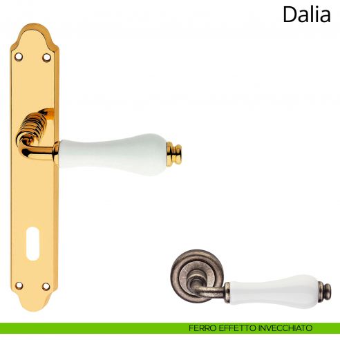 Maniglia porcellana bianca con placca per porta Dalia Linea Calì patent ferro effetto invecchiato