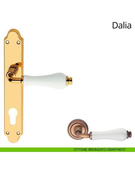 Maniglia porcellana bianca con placca per porta Dalia Linea Calì yale ottone bronzato graffiato
