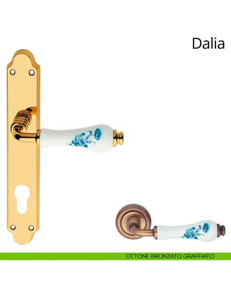 Maniglia porcellana bianca fiori blu con placca per porta Dalia Linea Calì yale ottone bronzato graffiato