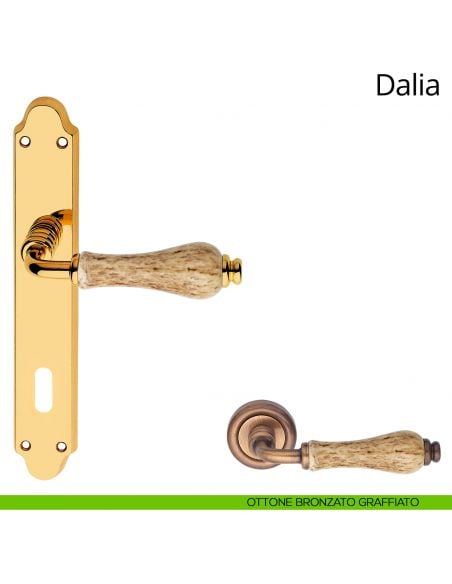 Maniglia porcellana maculata con placca per porta Dalia Linea Calì patent ottone bronzato graffiato