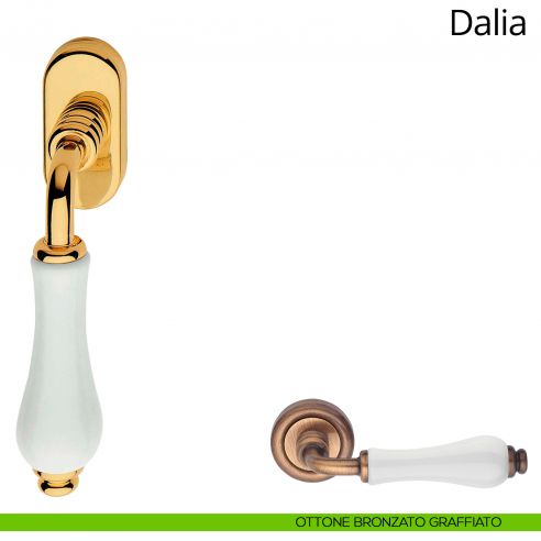 Maniglia con porcellana bianca per finestra martellina DK Dalia Linea Calì ottone bronzato graffiato