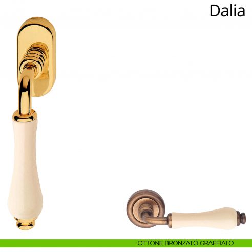 Maniglia con porcellana avorio per finestra martellina DK Dalia Linea Calì ottone bronzato graffiato