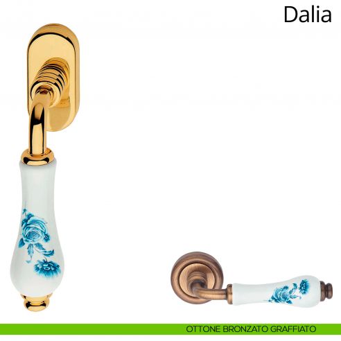 Maniglia con porcellana bianca fiori blu per finestra martellina DK Dalia Linea Calì ottone bronzato graffiato