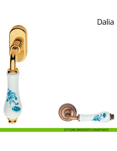 Maniglia con porcellana bianca fiori blu per finestra martellina DK Dalia Linea Calì ottone bronzato graffiato