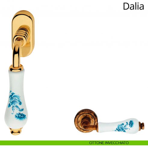 Maniglia con porcellana bianca fiori blu per finestra martellina DK Dalia Linea Calì ottone invecchiato