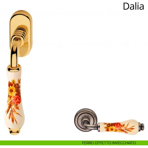Maniglia con porcellana avorio fiorata per finestra martellina DK Dalia Linea Calì ferro effetto invecchiato