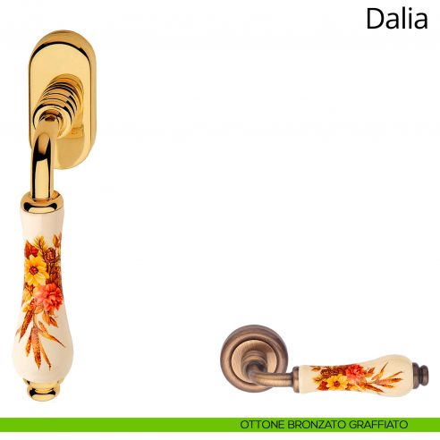 Maniglia con porcellana avorio fiorata per finestra martellina DK Dalia Linea Calì ottone bronzato graffiato