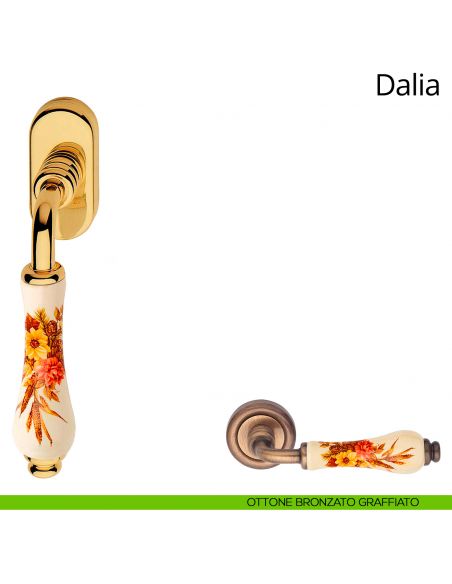Maniglia con porcellana avorio fiorata per finestra martellina DK Dalia Linea Calì ottone bronzato graffiato