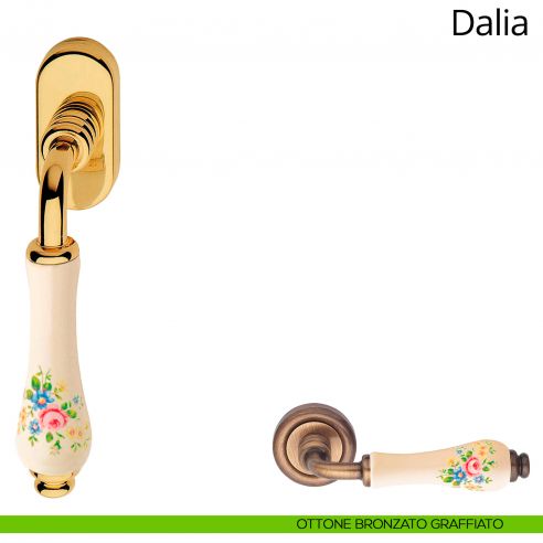 Maniglia con porcellana avorio fiorata per finestra martellina DK Dalia Linea Calì ottone bronzato graffiato