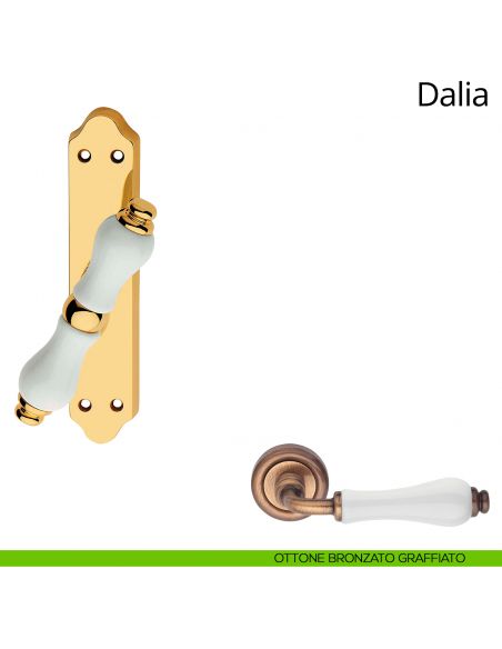 Maniglia porcellana bianca per finestra cremonese Dalia Linea Calì ottone bronzato graffiato