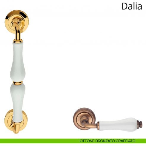 Maniglione porcellana bianca per porta Dalia Linea Calì ottone bronzato graffiato