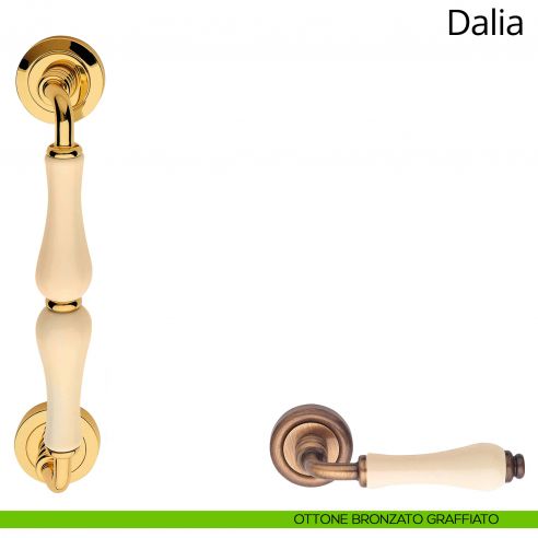 Maniglione porcellana avorio per porta Dalia Linea Calì ottone bronzato graffiato