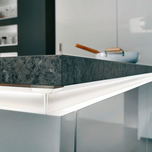 Maniglia profilo a gola montaggio tra piano di lavoro e frontale in alluminio per mobile Hafele ambientata