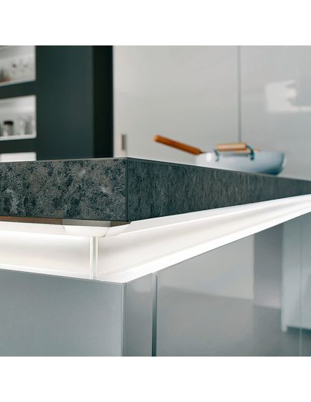 Maniglia profilo a gola montaggio tra piano di lavoro e frontale in alluminio per mobile Hafele ambientata