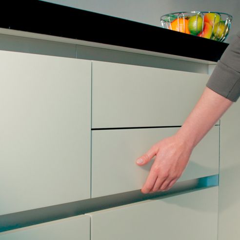 Maniglia profilo a gola per aggancio a clip in alluminio per mobile Hafele ambientata