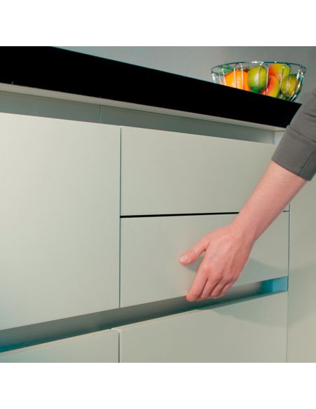 Maniglia profilo a gola per aggancio a clip in alluminio per mobile Hafele ambientata