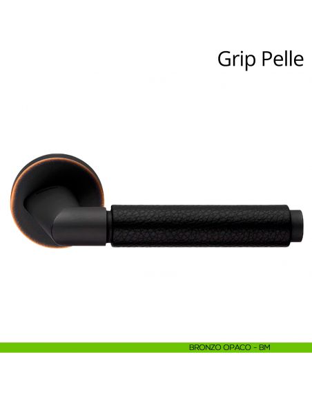 Maniglia in pelle per porta interna Grip Pelle Linea Calì rosetta tonda tradizionale bronzo opaco