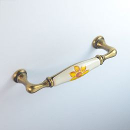 Maniglia per mobile ceramica avorio decorata Metal Style