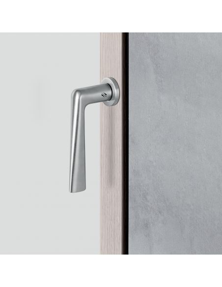 Maniglia per finestra martellina DK Zero Robotre Colombo Design con rosetta minimale