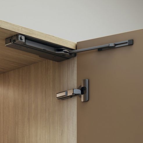 Meccanismo One Touch Hafele per ante con apertura push-to-open e chiusura soft closing