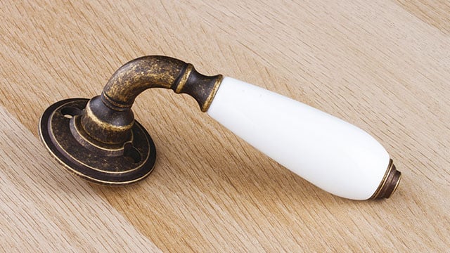 maniglia-porcellana-cinzia-069-reguitti-viti-a-vista