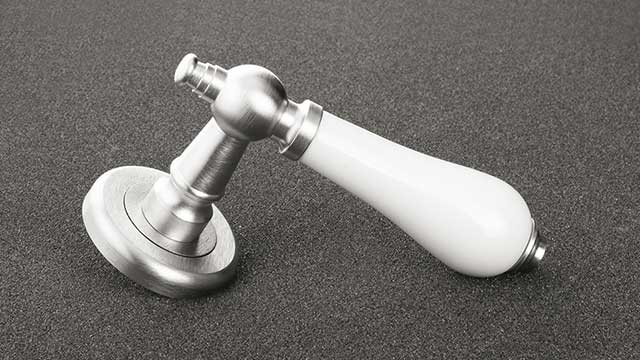 maniglia-porcellana-porta-sandra-168-reguitti