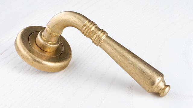 maniglia-ginevra-40-reguitti-rosetta-ad-avvitare